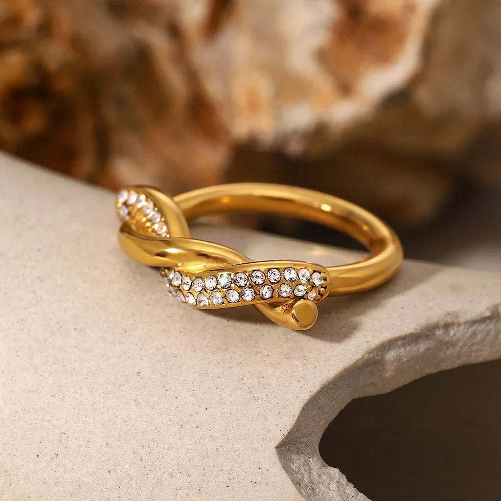 Anillo entrelazado con circonitas