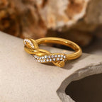 Anillo entrelazado con circonitas