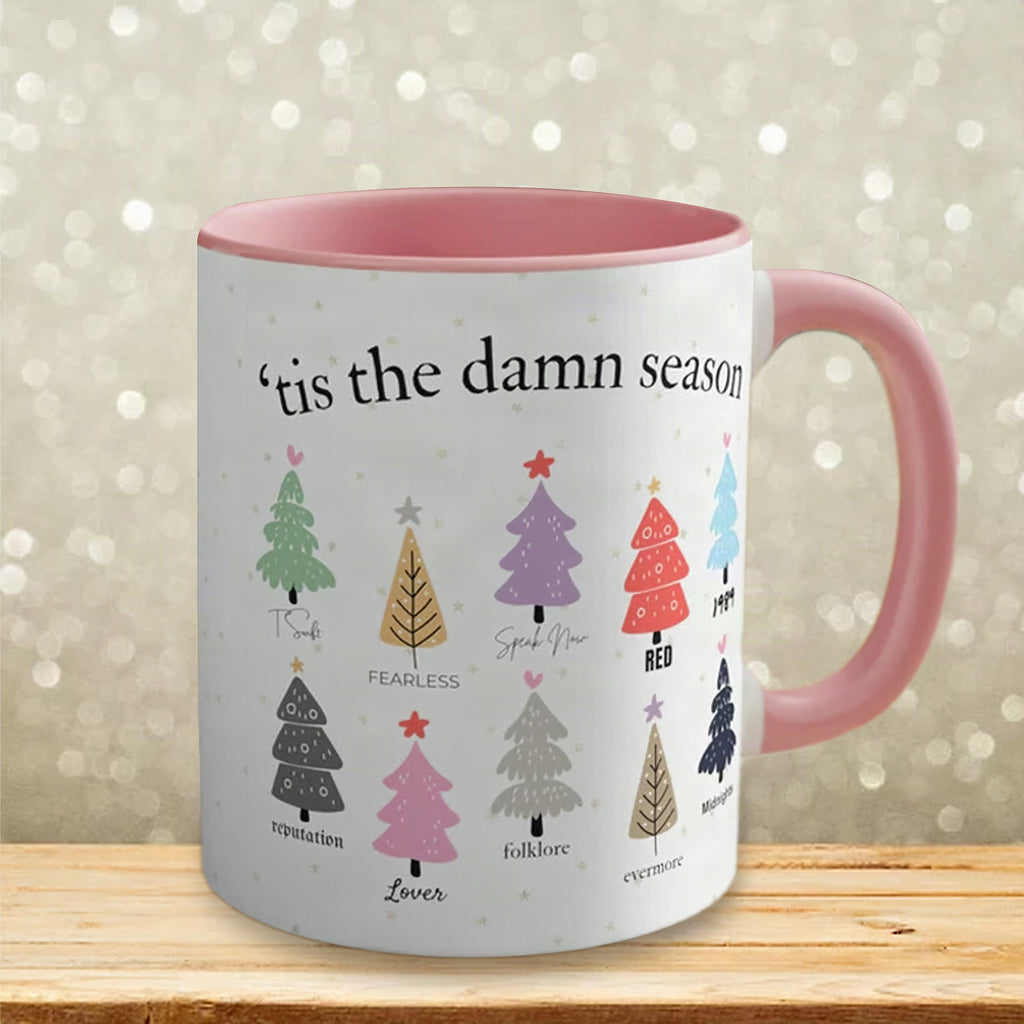 Taza navideña Tis The Damn Season con diseño de álbumes musicales como árboles de Navidad