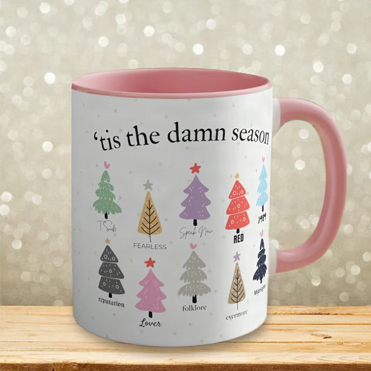 Taza navideña Tis The Damn Season con diseño de álbumes musicales como árboles de Navidad