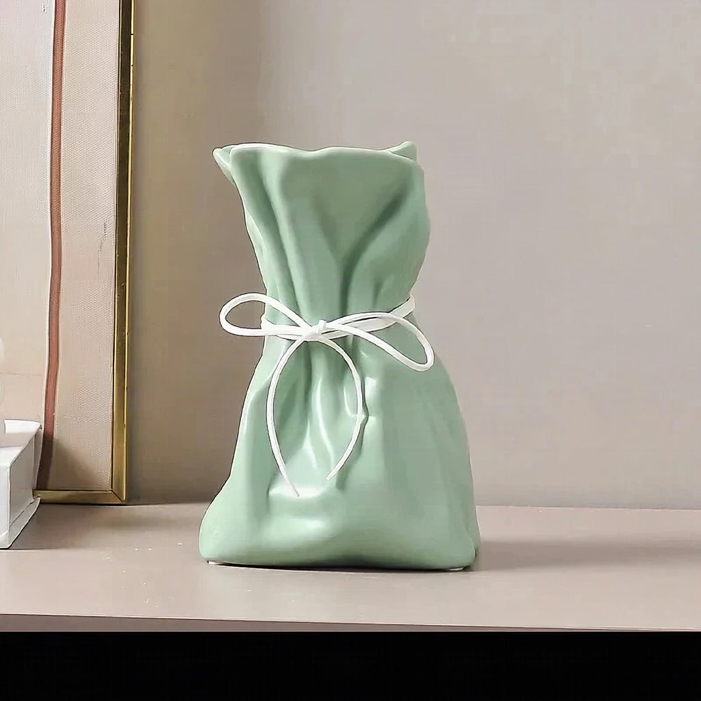 Jarrón elegante de cerámica reciclada con diseño refinado