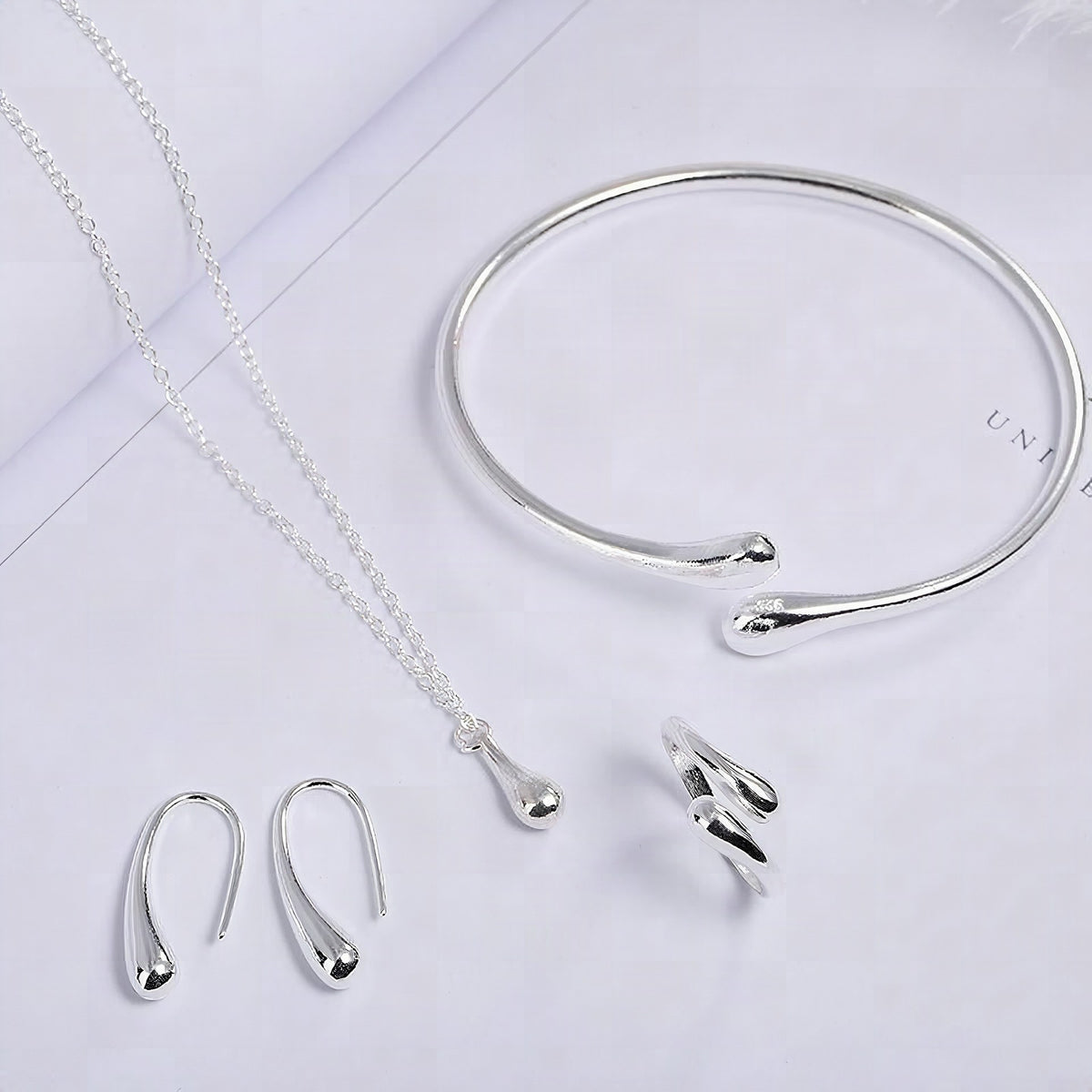 Conjunto de joyería de cuatro piezas