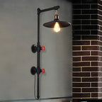 Aplique de pared industrial con brazo articulado y tubería metálica negra