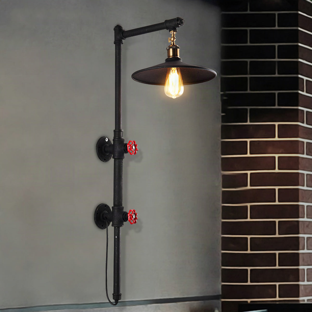 Aplique de pared industrial con brazo articulado y tubería metálica negra