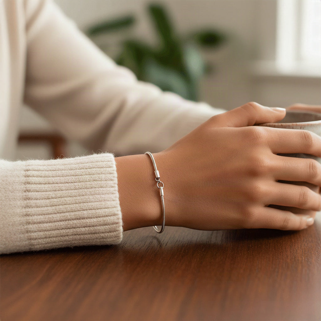 Reloj minimalista elegante con hebilla de serpiente única