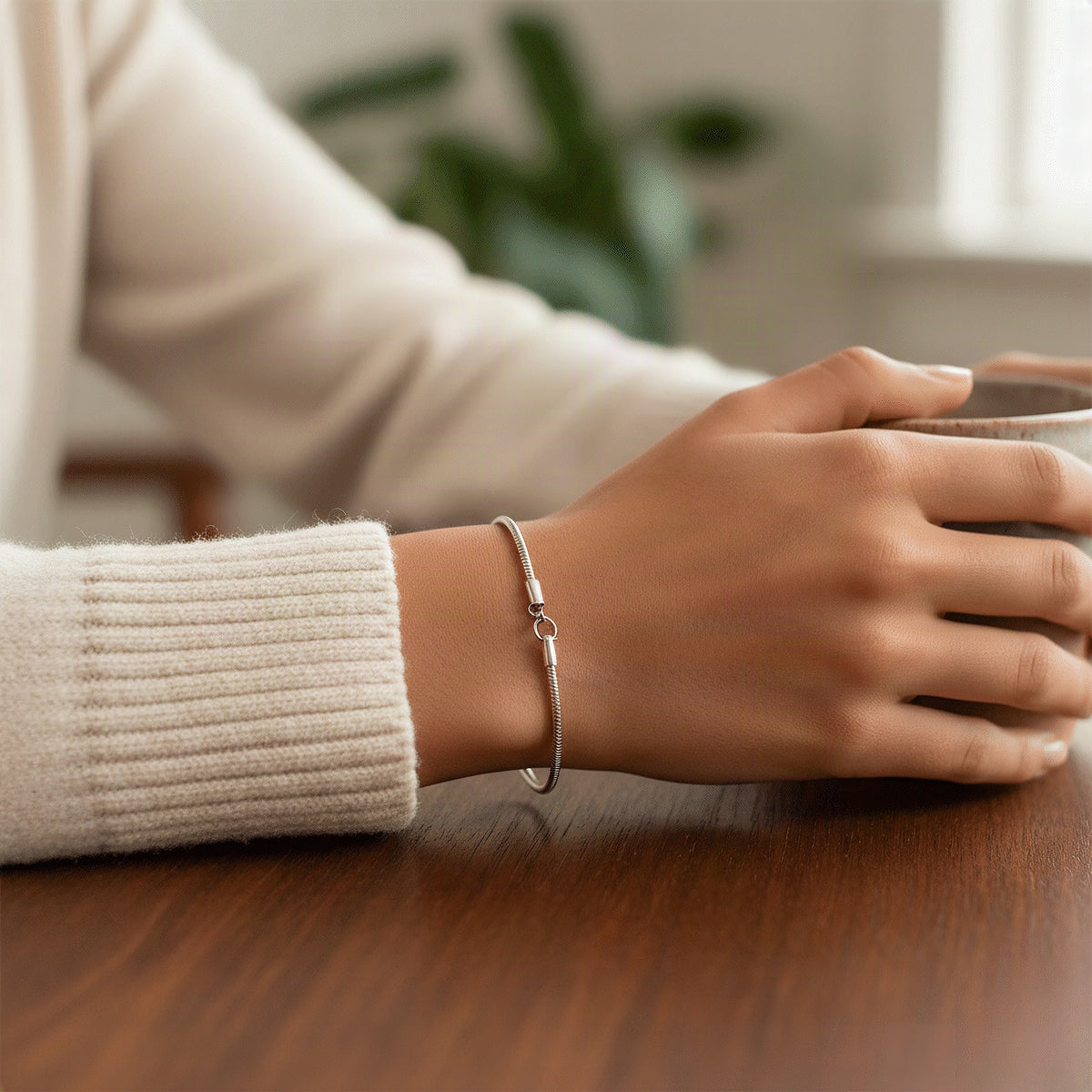 Reloj minimalista elegante con hebilla de serpiente única
