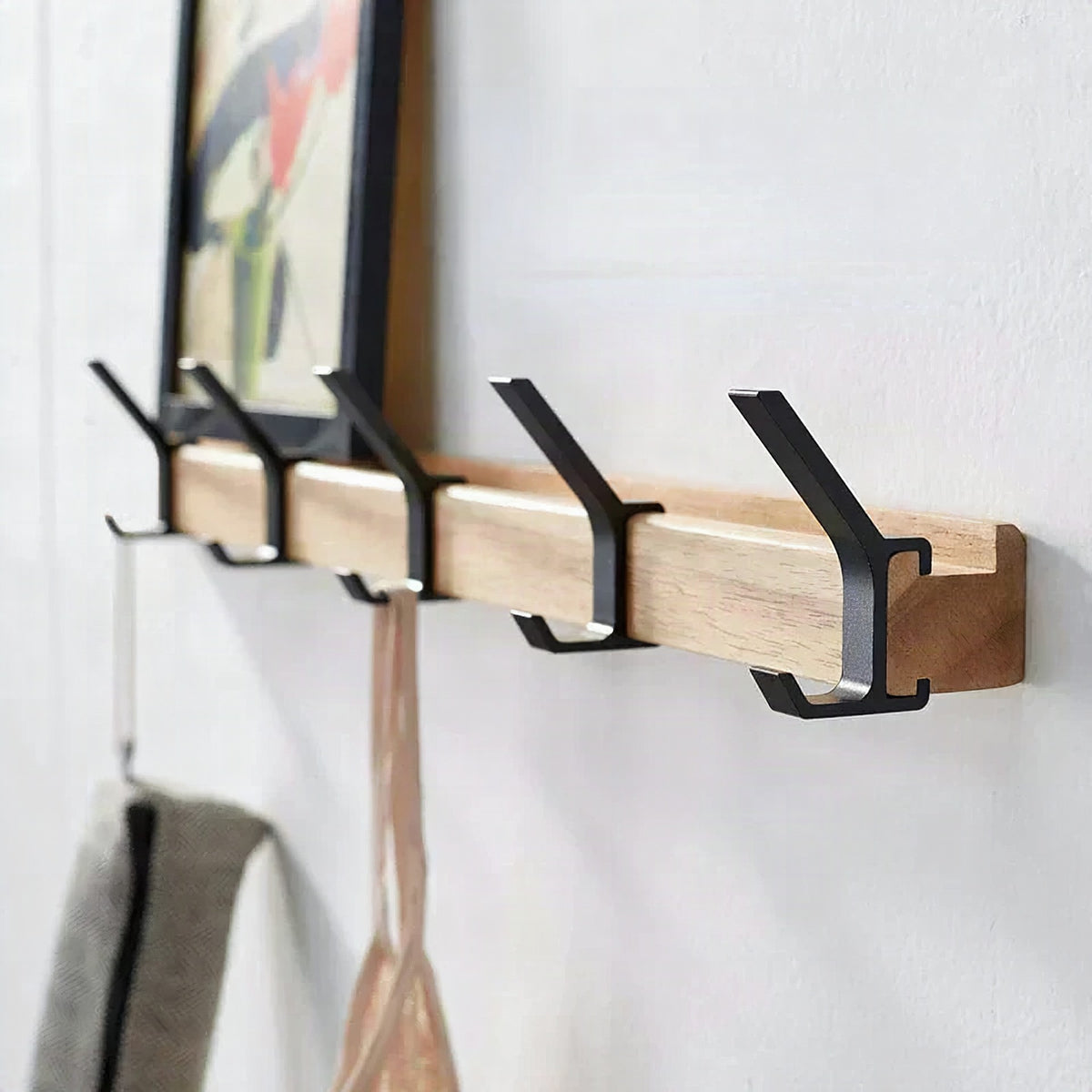 Perchero de pared con ganchos giratorios – Diseño escandinavo en madera y metal