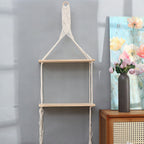 Estantería de pared de macramé con baldas de madera