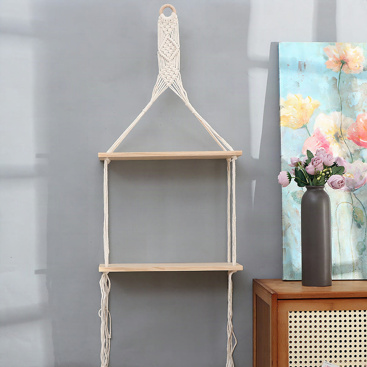 Estantería de pared de macramé con baldas de madera