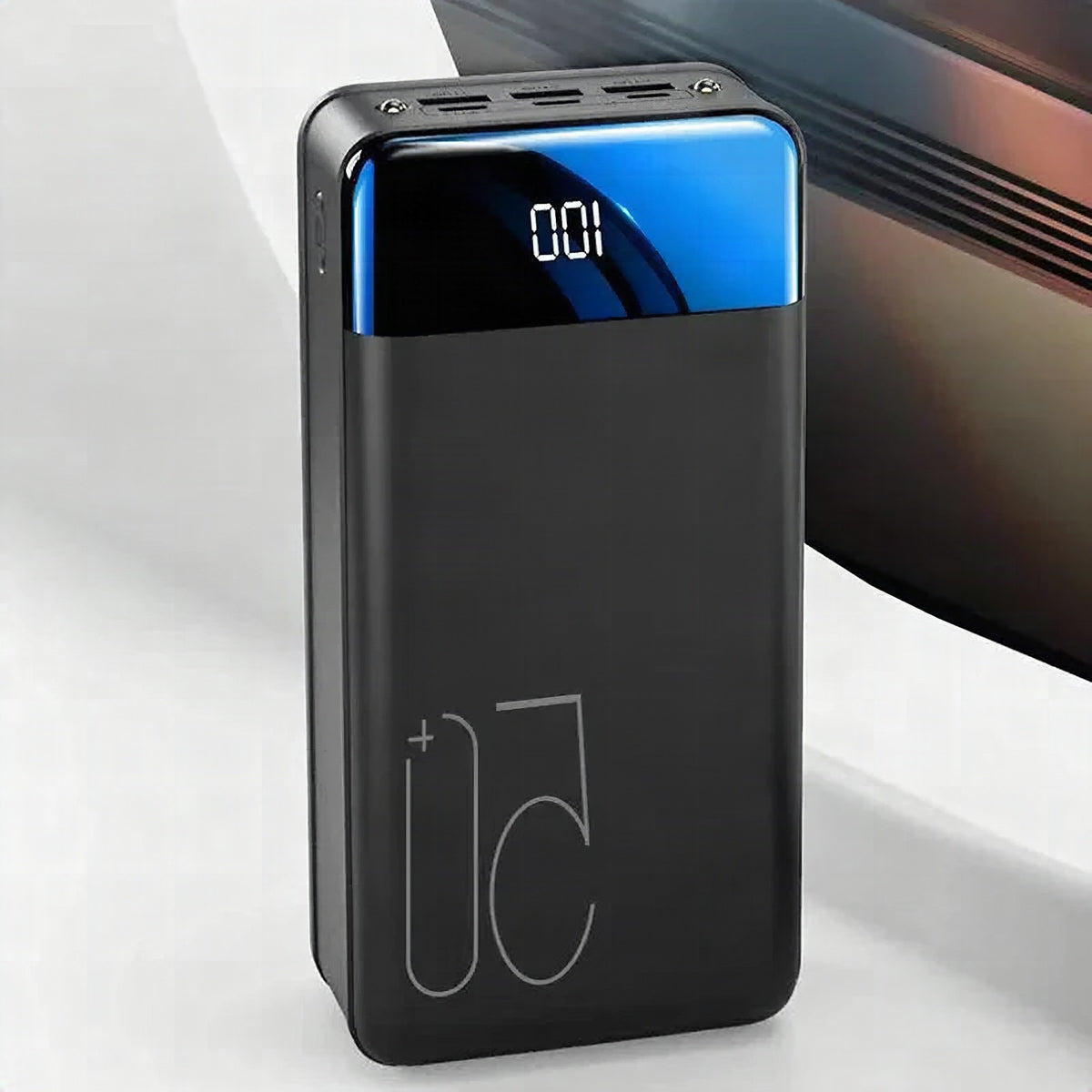 Cargador portátil TitanCharge de 100.000mAh en color negro con múltiples puertos USB