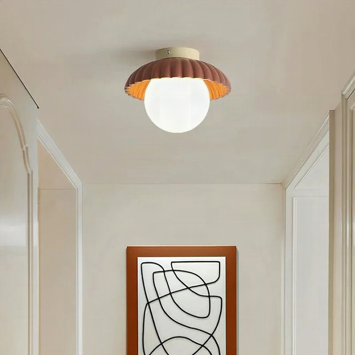 Lámpara de techo con pantalla de cristal opalino para iluminación cálida en el pasillo