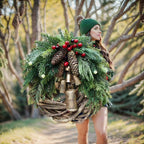 Corona de Navidad estilo boho con base de vid rústica, piñas y cascabeles dorados
