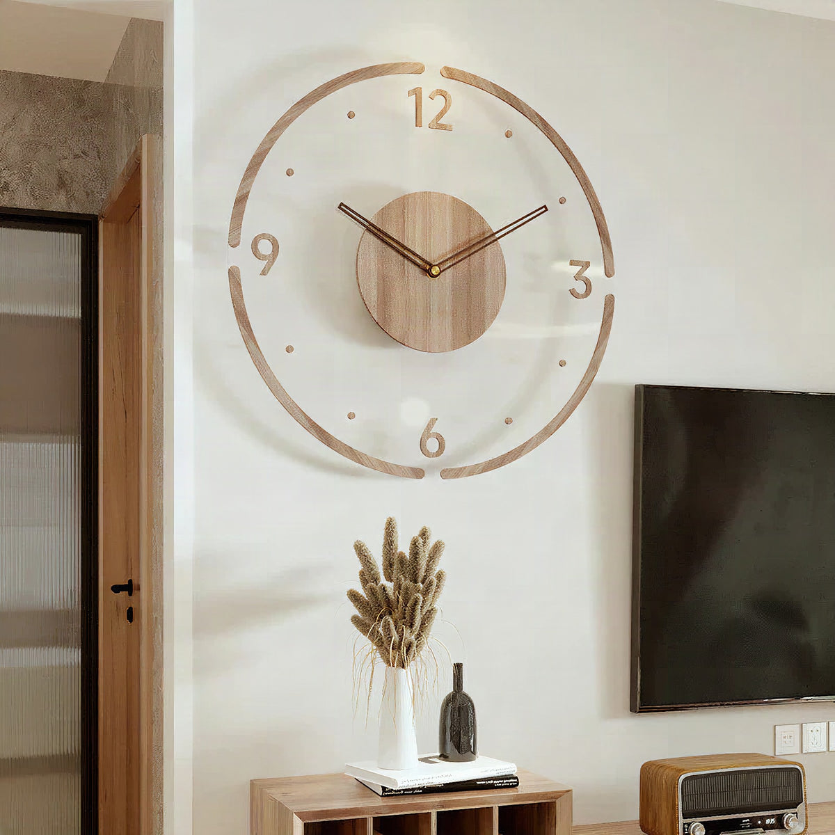 Reloj de pared nórdico en madera natural minimalista colgado en pared blanca