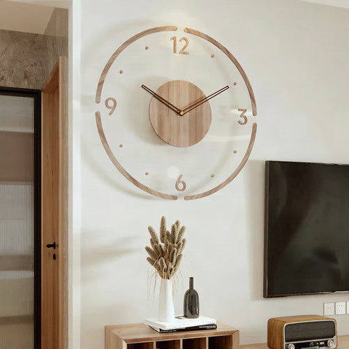 Reloj de pared nórdico en madera natural minimalista colgado en pared blanca