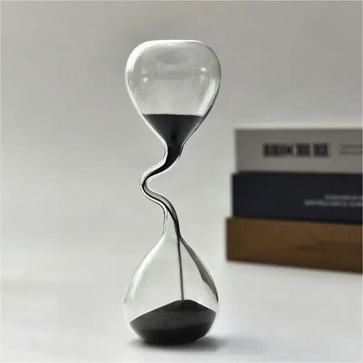Reloj de arena curvo negro de cristal