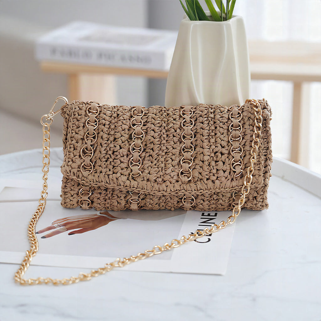 Clutch con cadena y cierre artesanal de macramé