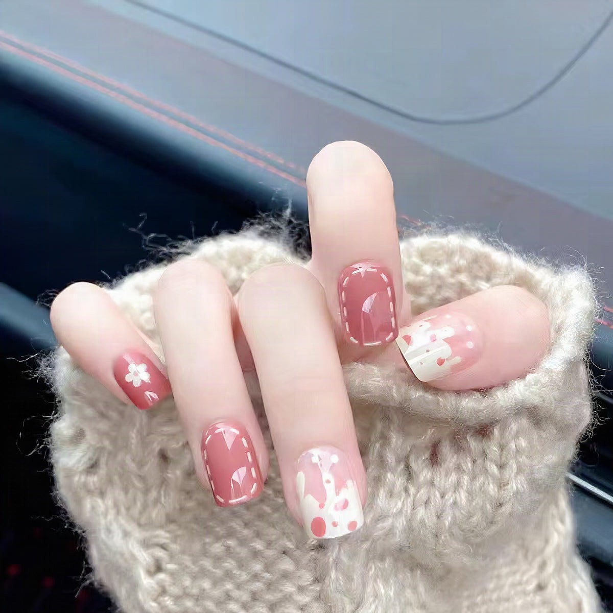 Decoración artística de uñas con diseño floral