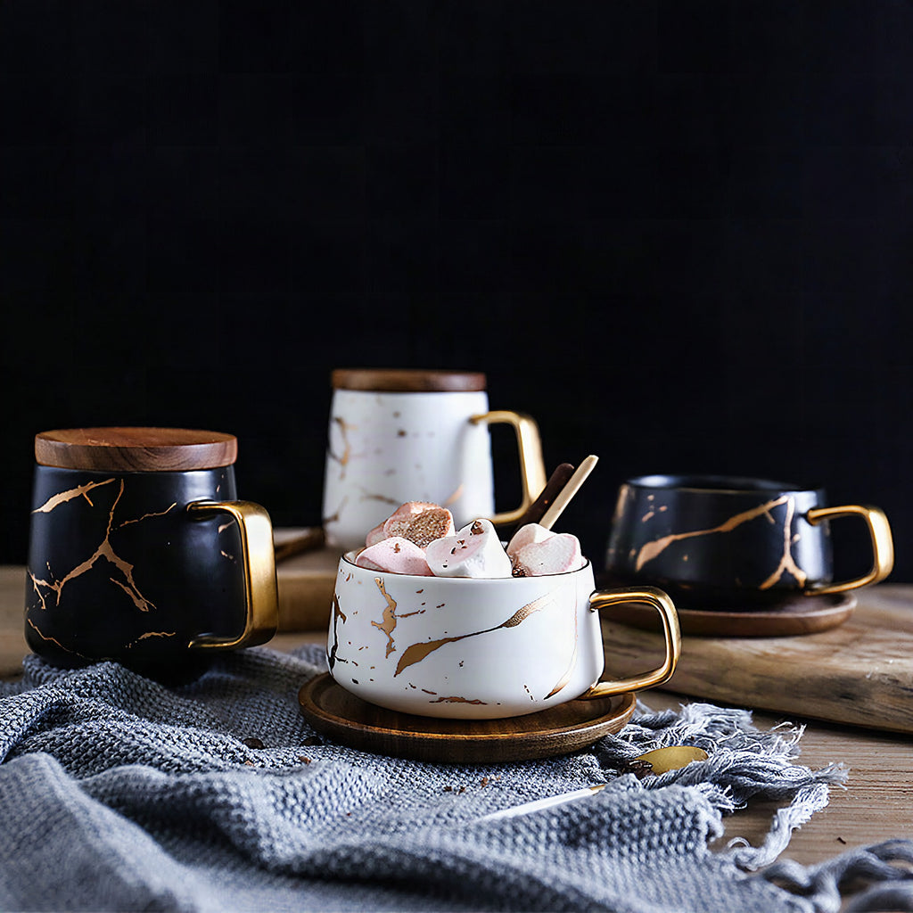 Taza de té y café de cerámica con diseño marmolado dorado y plato de madera