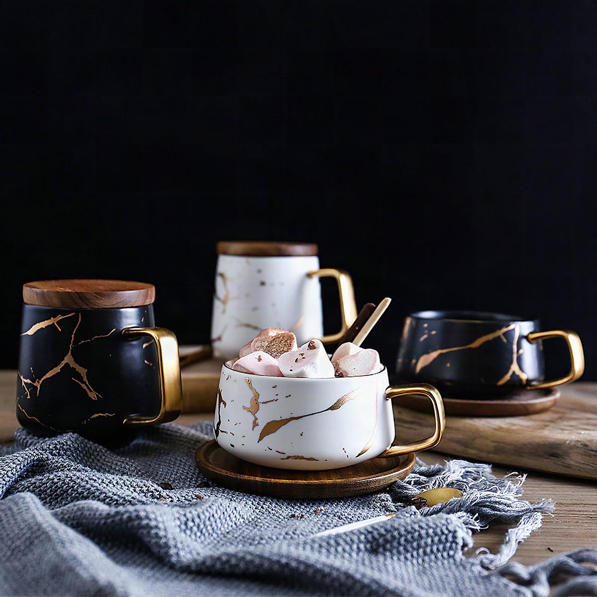 Taza de té y café de cerámica con diseño marmolado dorado y plato de madera