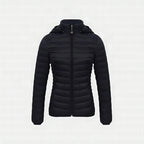 Chaqueta acolchada ultraligera para mujer ORNISHOP en color negro, vista frontal con cremallera y bolsillos laterales