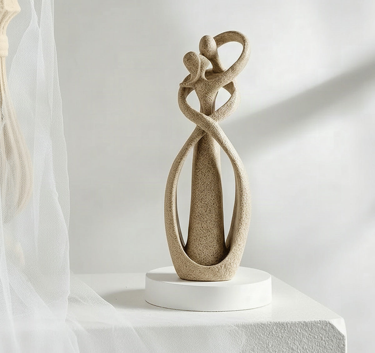 Escultura decorativa Armonia Embrace – Obra de arte que simboliza amor y conexión
