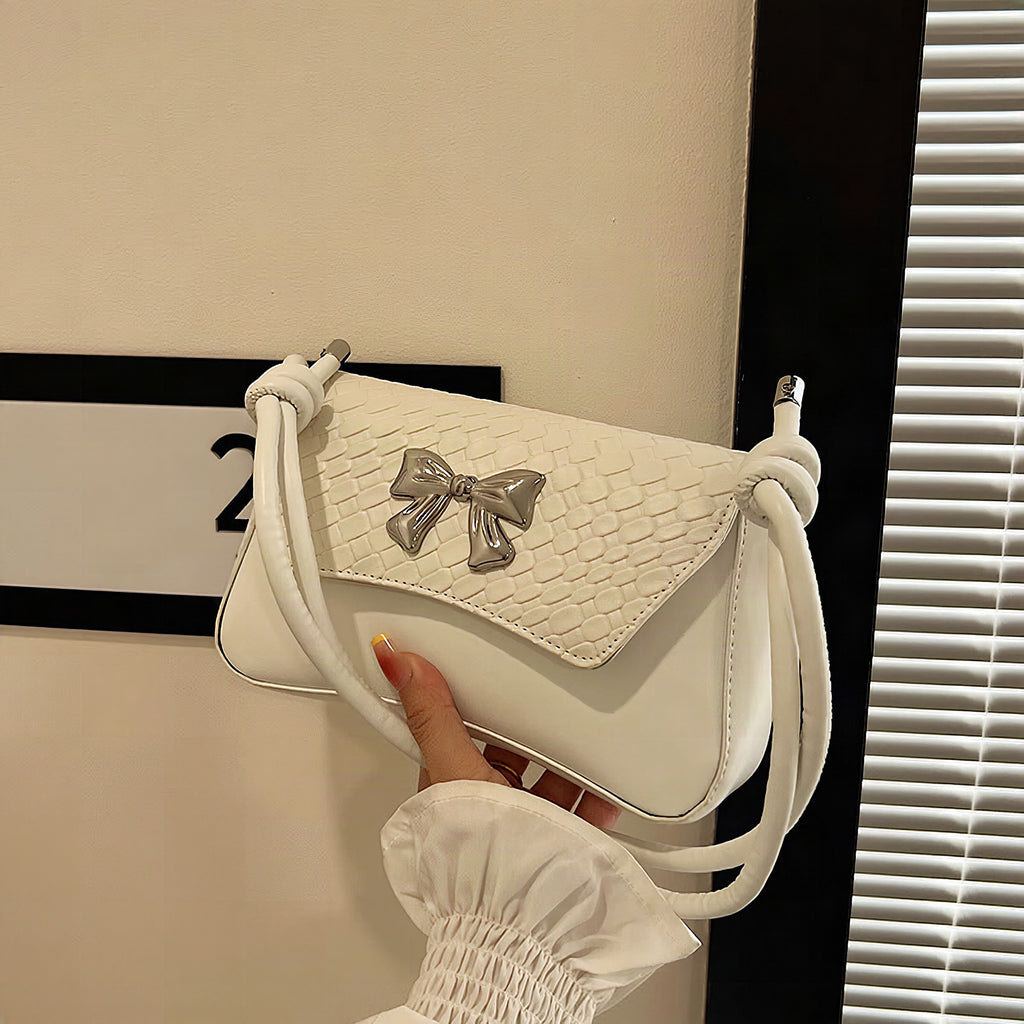 Clutch de mano con lazo decorativo