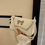 Clutch de mano con lazo decorativo
