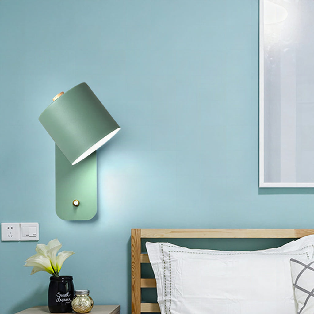 Aplique de pared modernista con pantalla tubular de metal en gris/verde y placa rectangular