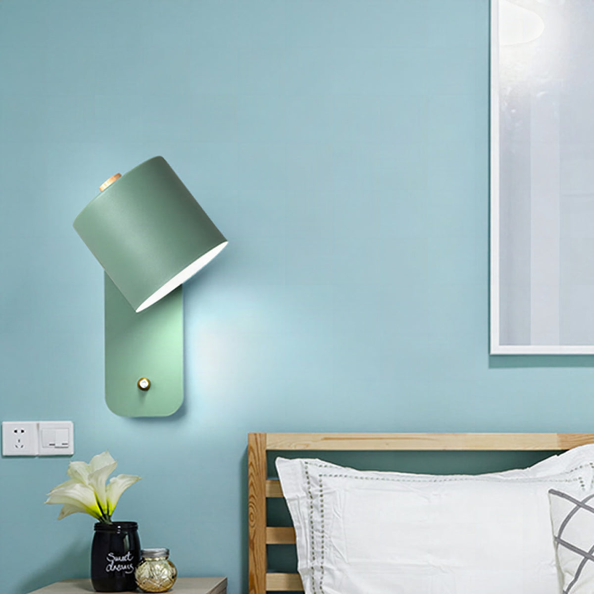 Aplique de pared modernista con pantalla tubular de metal en gris/verde y placa rectangular