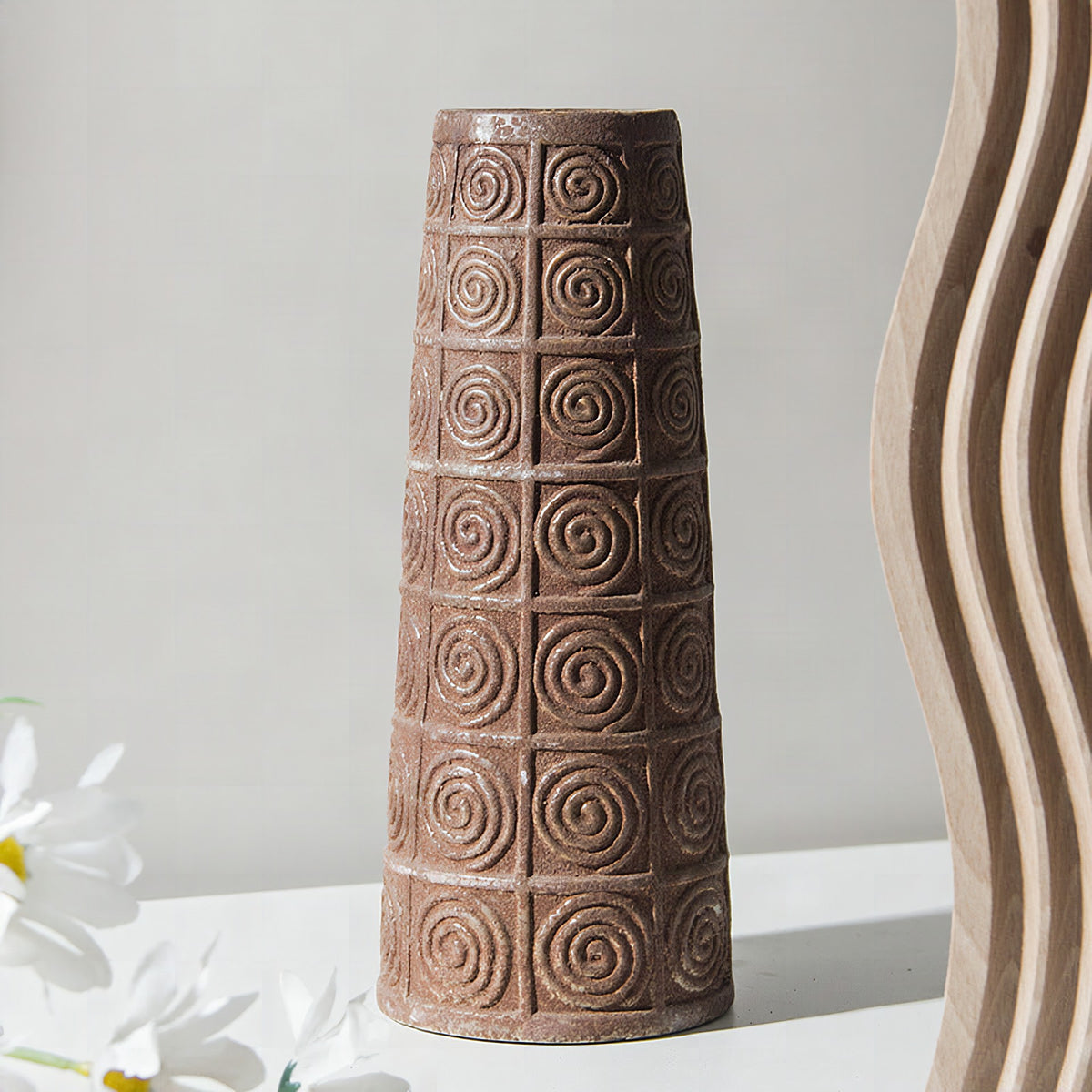 Jarrón decorativo de cerámica con motivos en espiral