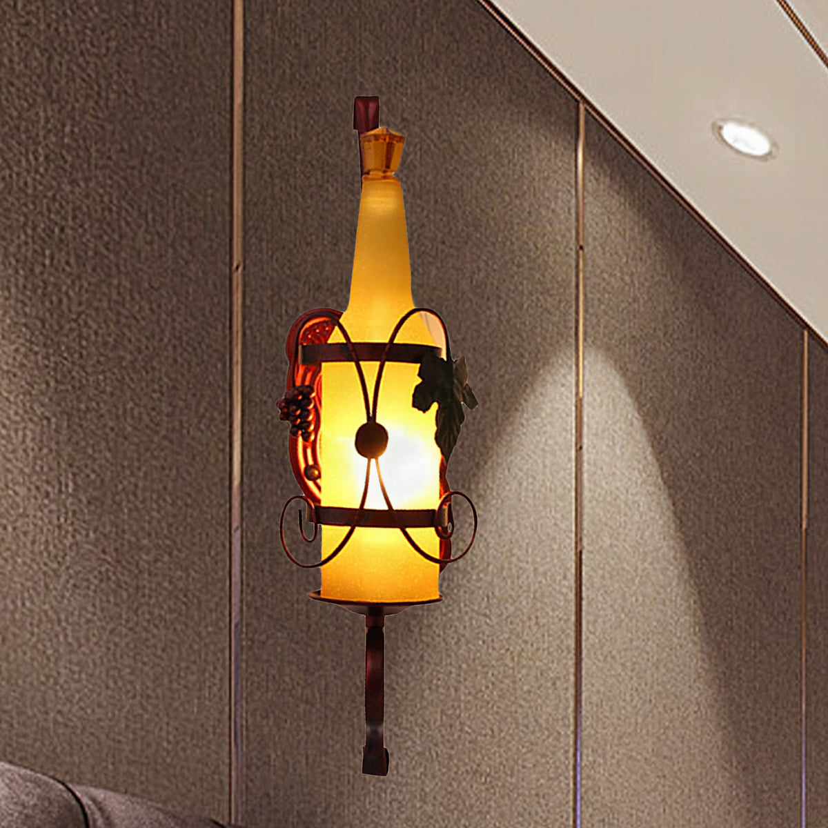 Aplique de pared vintage con botella de cristal amarillo y diseño de botellero