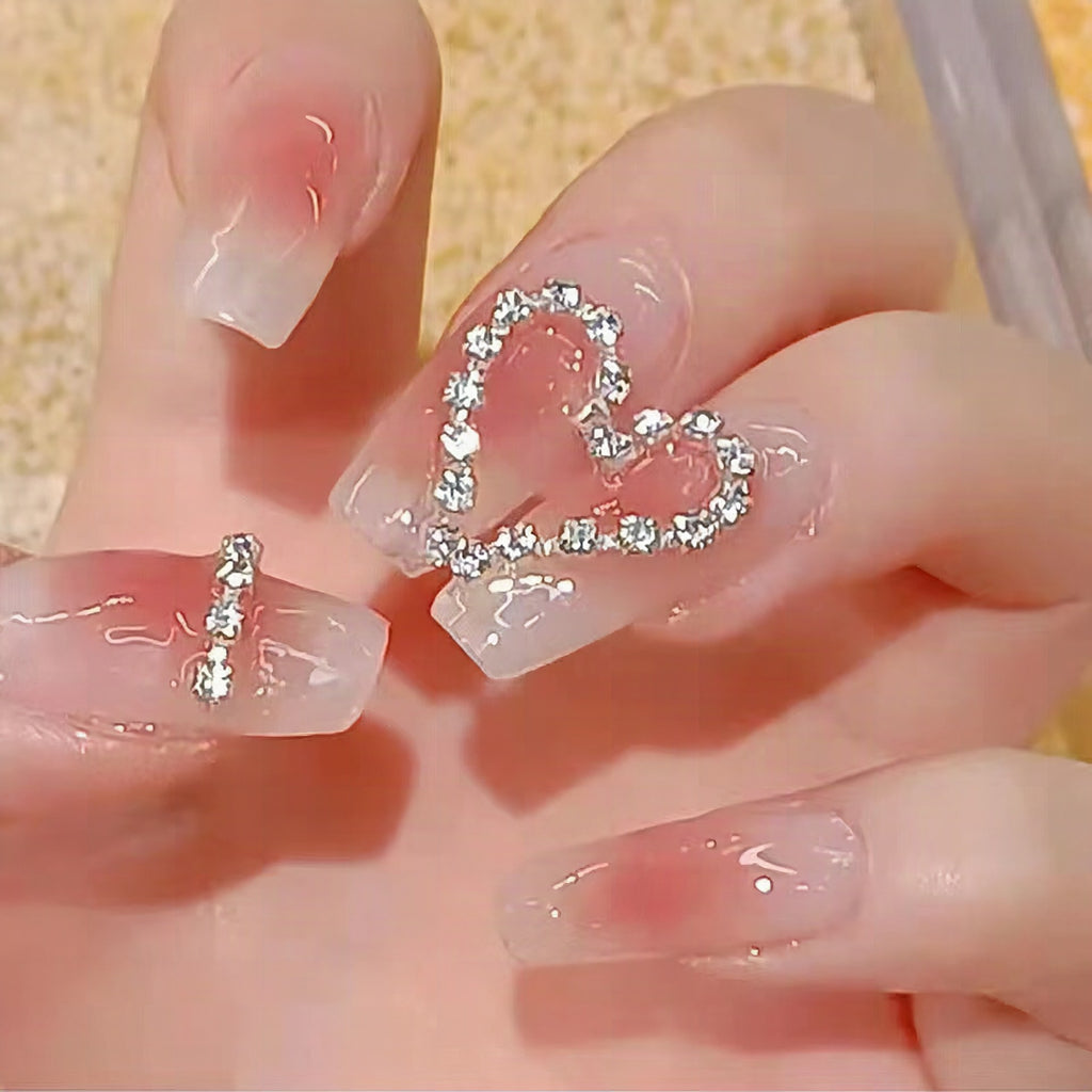 Uñas postizas de gel con corazones decorativos