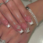 Uñas postizas francesas con purpurina y mariposas