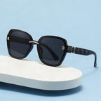 Gafas de sol para mujer con montura cuadrada y detalles elegantes