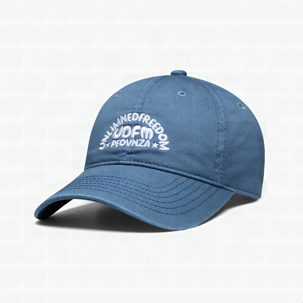 Gorra de mujer con letras modernas