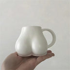 Taza de café con curvas femeninas