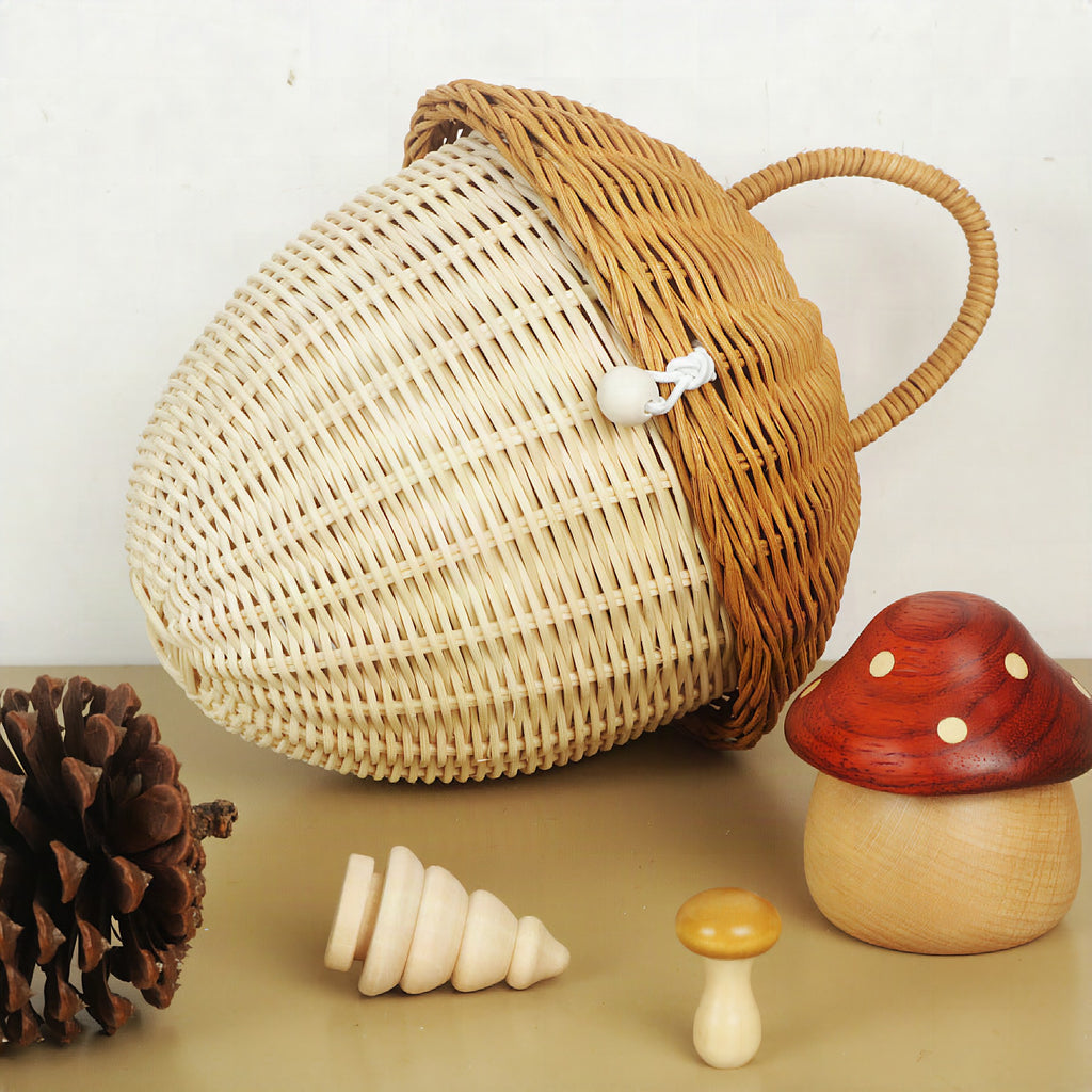 Cesta de mimbre decorativa con forma de casita