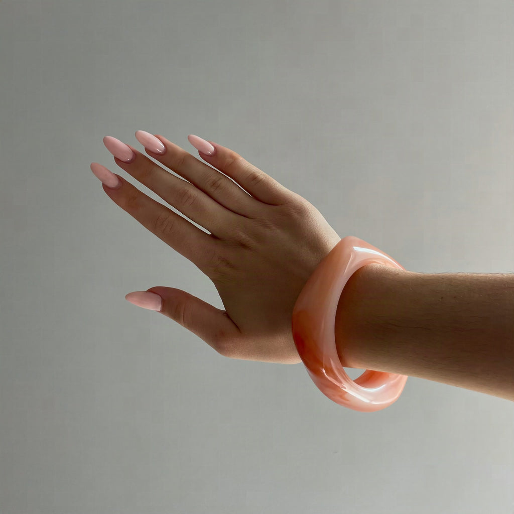 Pulsera dorada en naranja – Un acento elegante para looks modernos