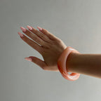 Pulsera dorada en naranja – Un acento elegante para looks modernos