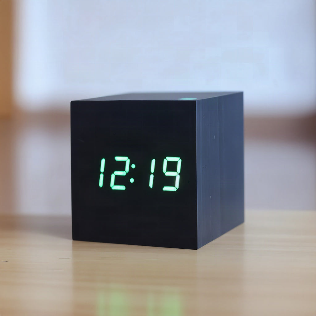 Reloj despertador LED de madera en forma de cubo