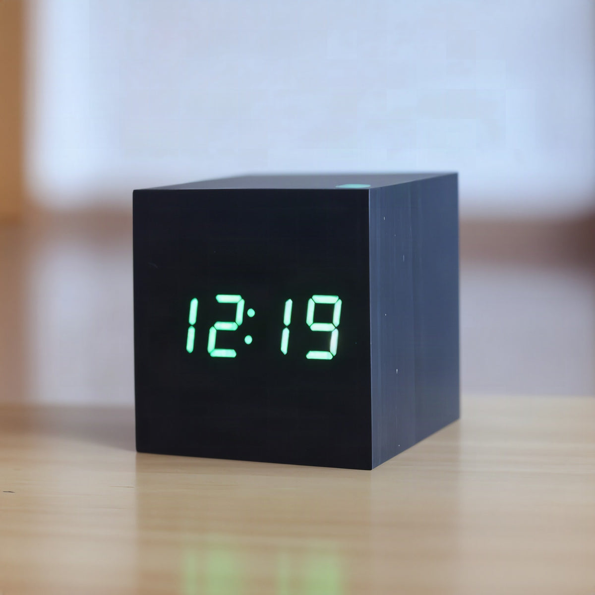 Reloj despertador LED de madera en forma de cubo
