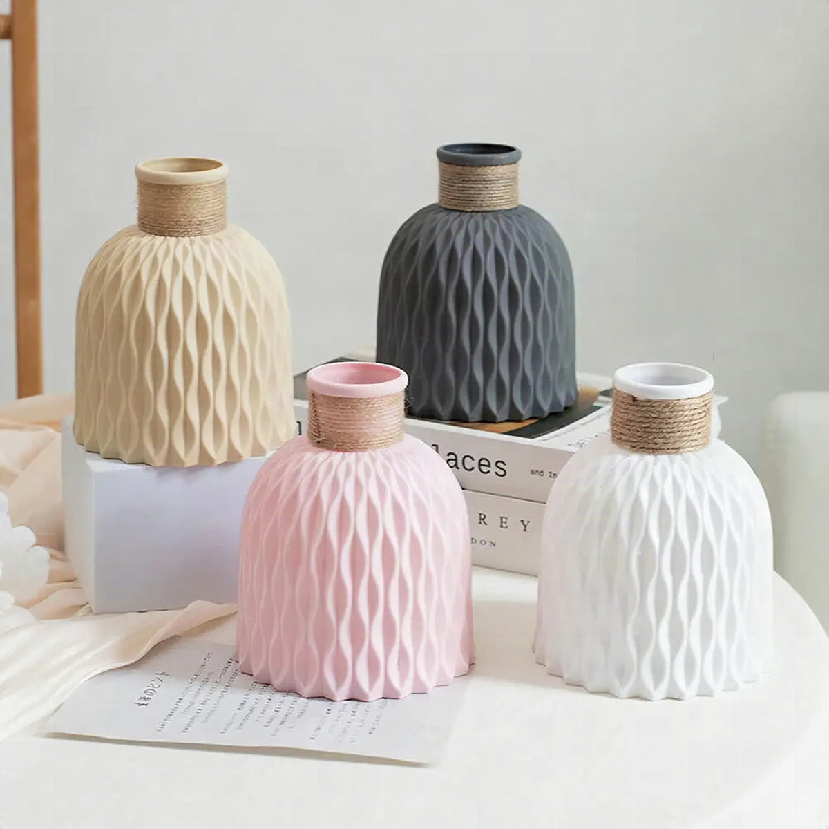 Macetero con textura trenzada para decoración de interiores