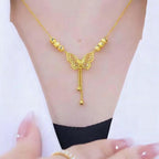 Collar con mariposa calada dorada y borlas