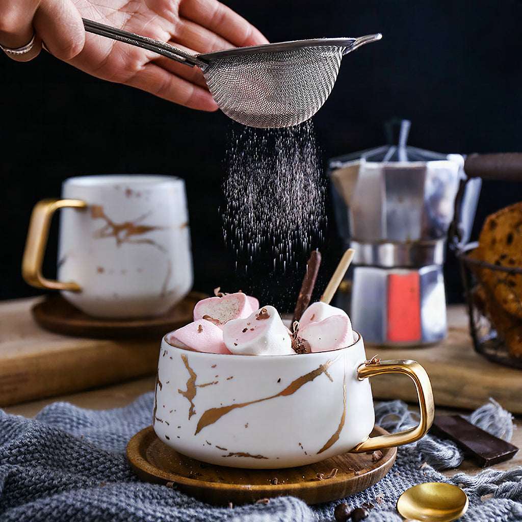 Taza de té y café de cerámica con diseño marmolado dorado y plato de madera
