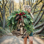 Corona de Navidad estilo boho con base de vid rústica, piñas y cascabeles dorados