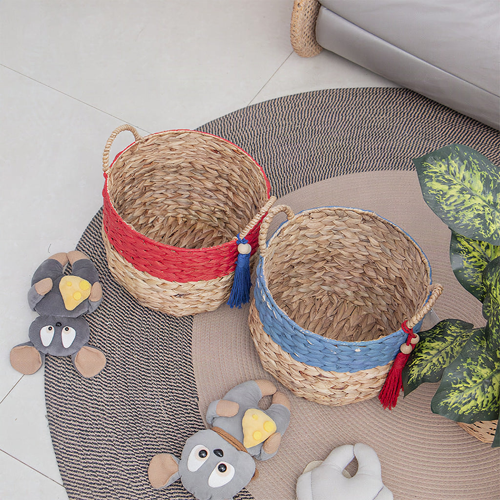 Cesta con cordón y borla decorativa