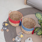 Cesta con cordón y borla decorativa