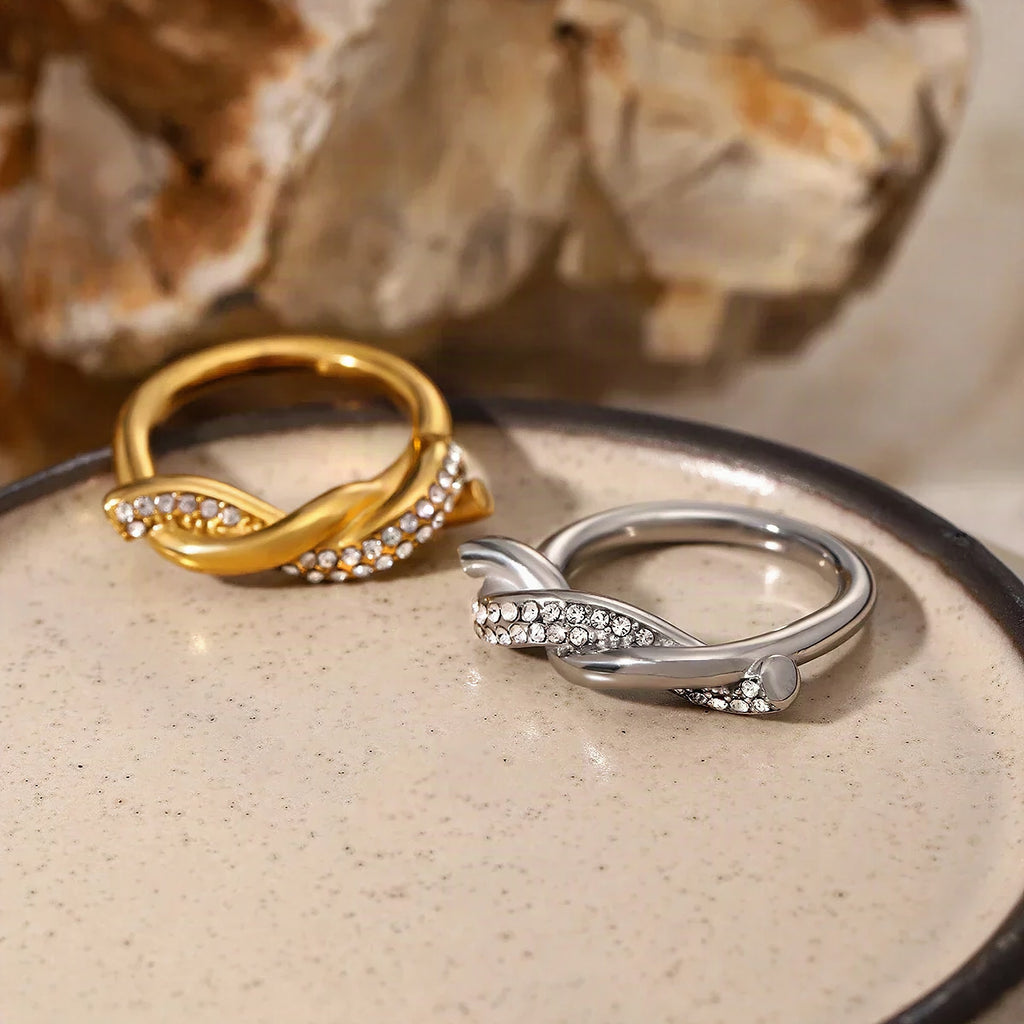 Anillo entrelazado con circonitas