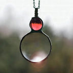 Collar con colgante lupa
