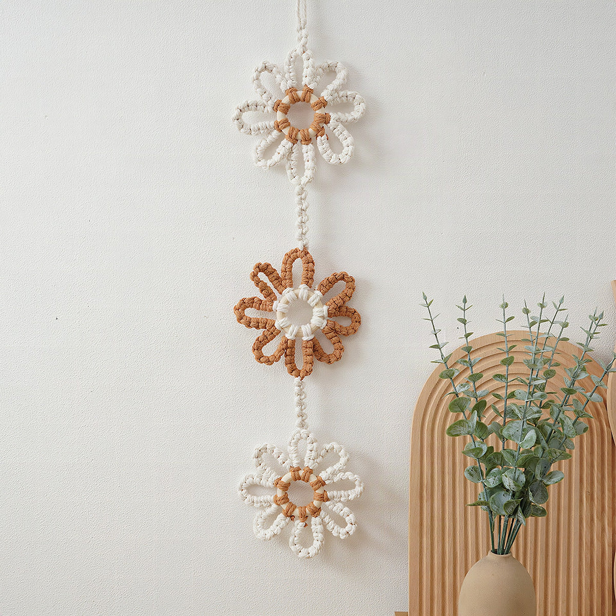 Guirnalda decorativa de flores de macramé